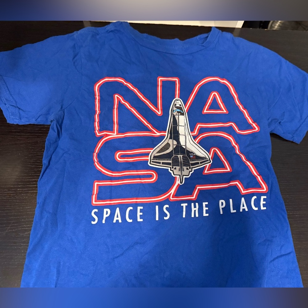 NASA crew neck graphic tee. Size Boys L
